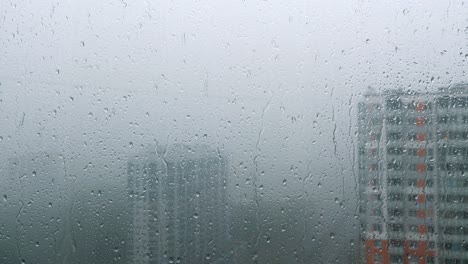 vista de la ciudad desde la ventana en un día lluvioso