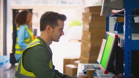 trabajadores masculinos y femeninos que utilizan terminales informáticas y cajas móviles en el almacén de distribución