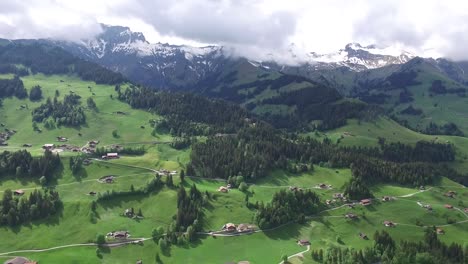 paisaje de un pueblo alpino suizo