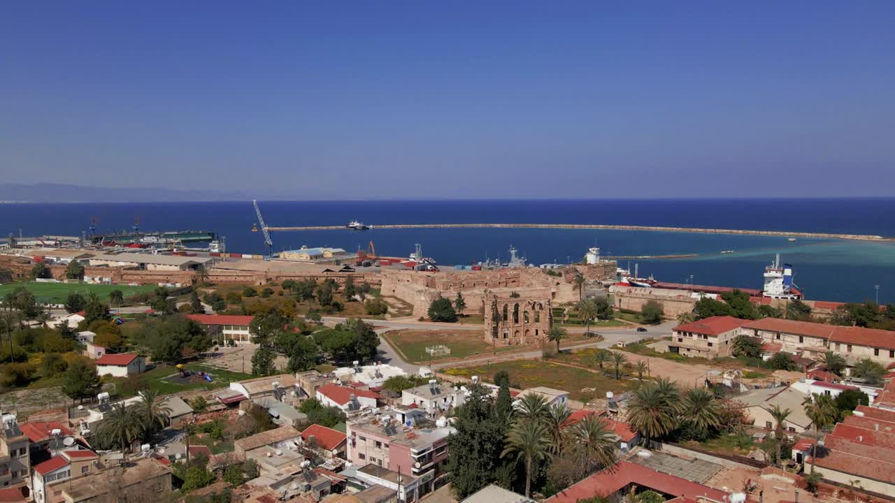 aerial 4k famagusta ciudad amurallada, ciudad antigua y paisajes de varosha en el norte de chipre
