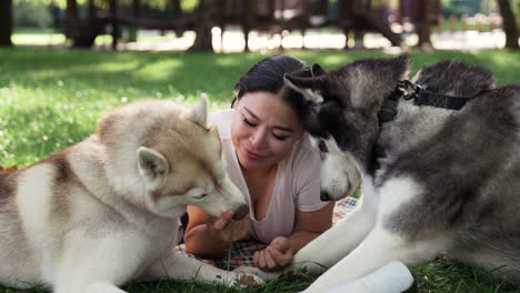 Dueña-De-Una-Mascota-Haciendo-Un-Picnic-Con-Sus-Perros