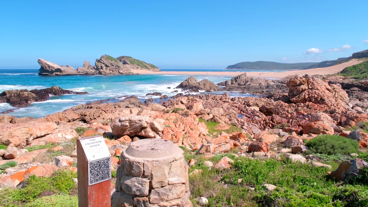 QR-koden för The Fountain Shack på en stolpe längs vandringsleden Robberg, med utsikt över The Island.