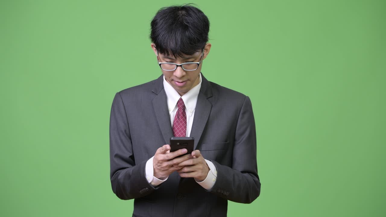 전화를 사용하는 젊은 아시아 사업가