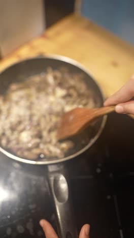 cocinando corazones de pollo en una sartén