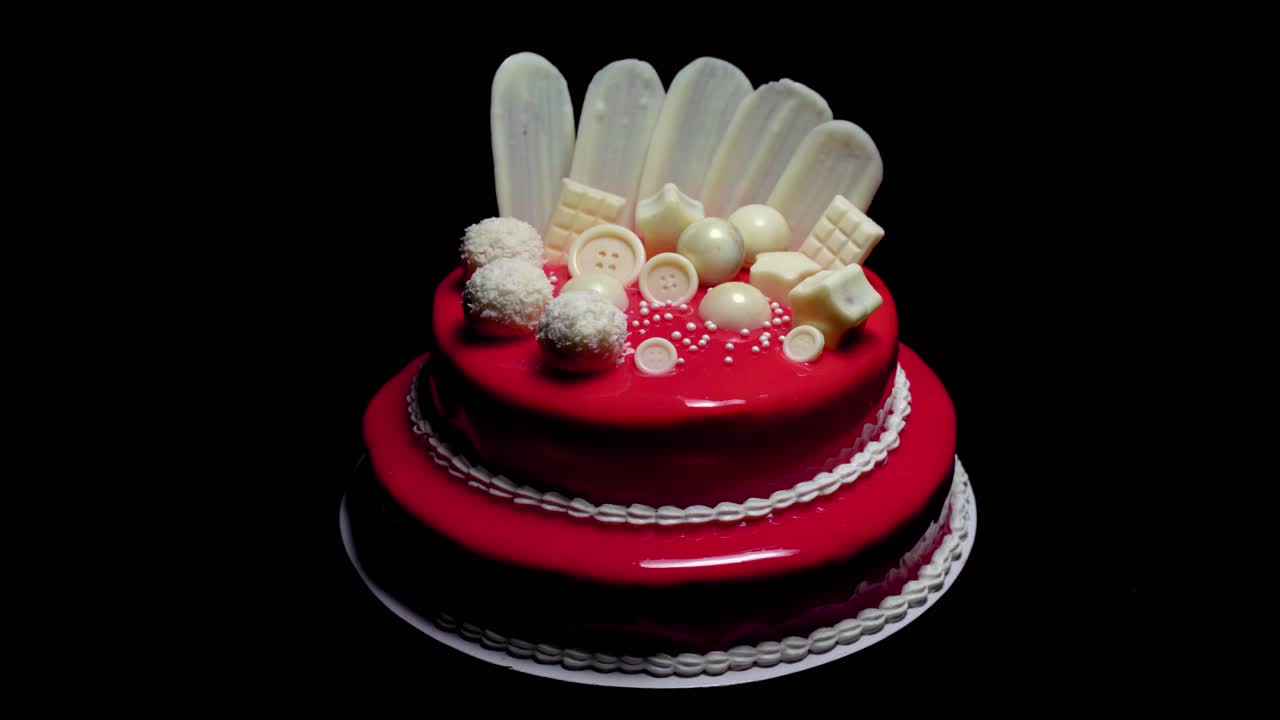 un espejo brillante vidriado pastel de terciopelo rojo con decoraciones de chocolate blanco reveladas de las sombras