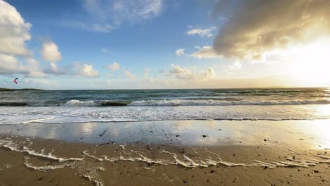 Hermosa-Puesta-De-Sol-Sobre-El-Océano-Atlántico-Desde-Una-Playa-De-Arena-En-Irlanda