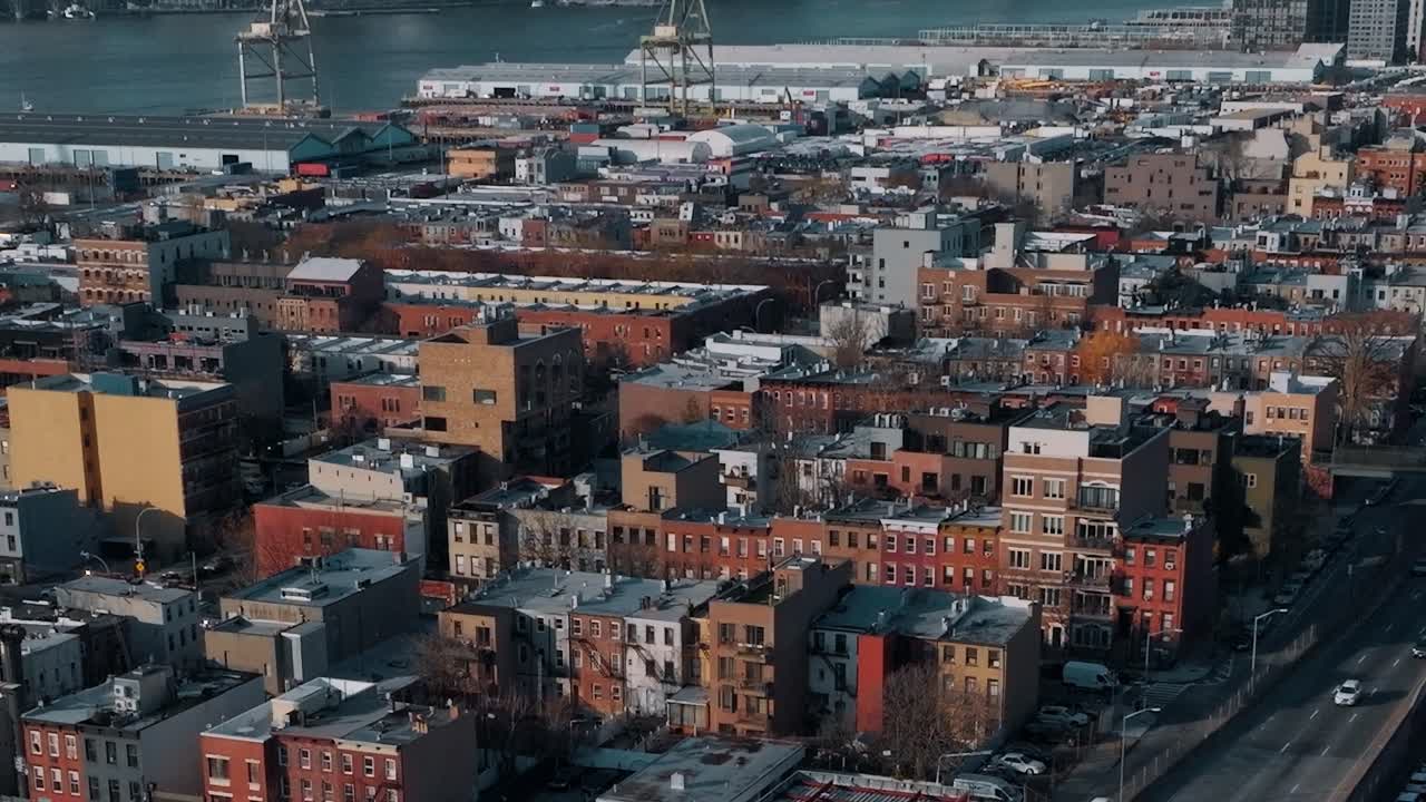 Vista dall'alto di edifici e traffico a New York