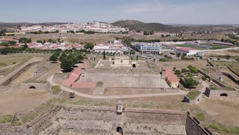 Vuelo-Aéreo-Sobre-La-Casa-De-Los-Gobernadores-En-La-Parte-Superior-Del-Fuerte-De-Santa-Luzia-En-Alentejo