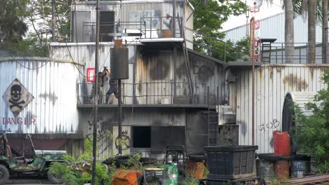 Actuado:-Policía-Luchando-Contra-Un-Criminal-Con-Un-Cuchillo-Hasta-Que-El-Criminal-Se-Cae-Del-Balcón-En-Un-Terreno-Industrial