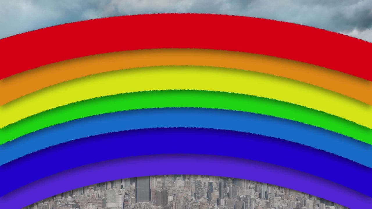 都市のスカイラインにかかるスタイライズされた虹のアーチ