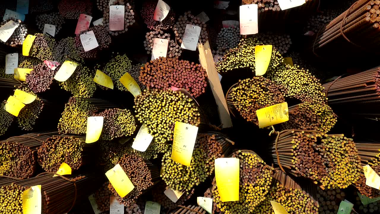 콘크리트를 강화하는 데 사용되는 강철 막대기 또는 막대기, 창고