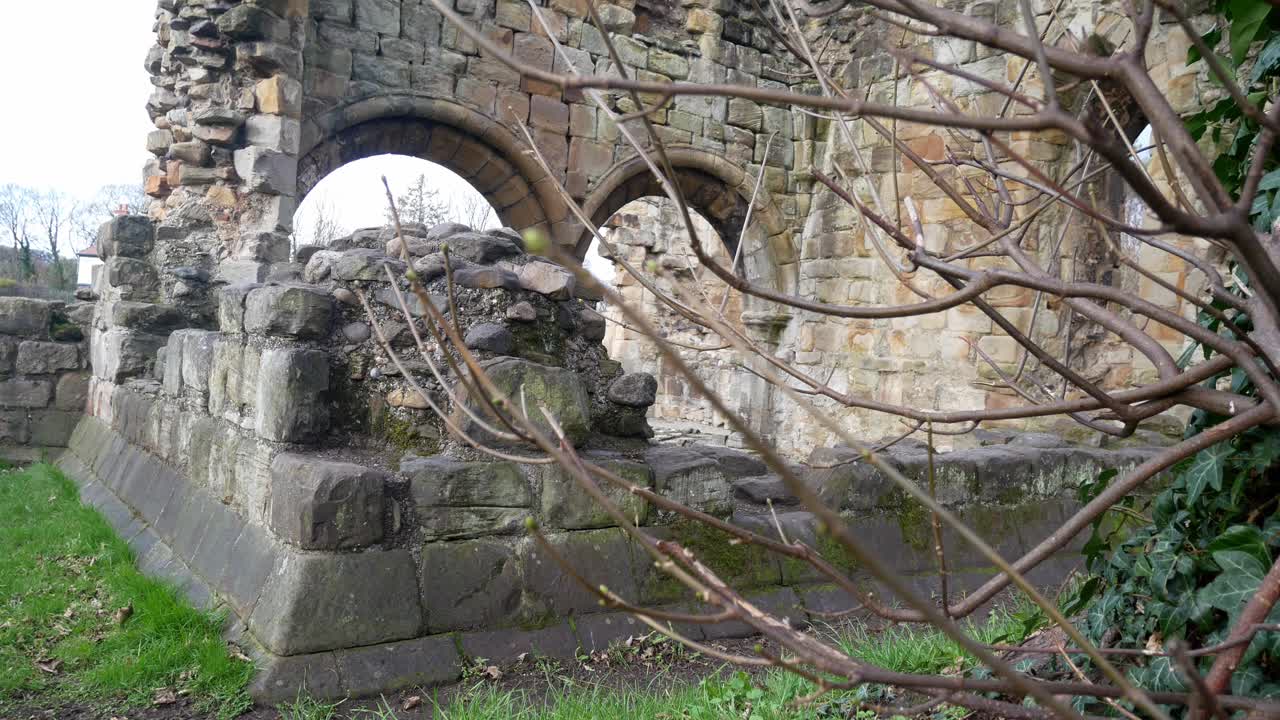 고대 basingwerk 수도원 버려진 역사적인 랜드마크 건물 돌담 돌리 나무 뒤에서 왼쪽