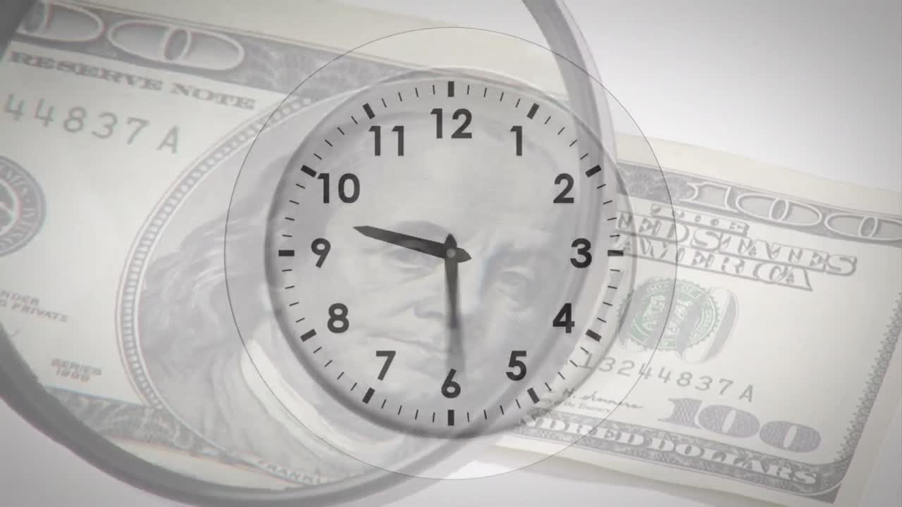 Animación de reloj haciendo tic-tac y lupa sobre un billete de dólar americano