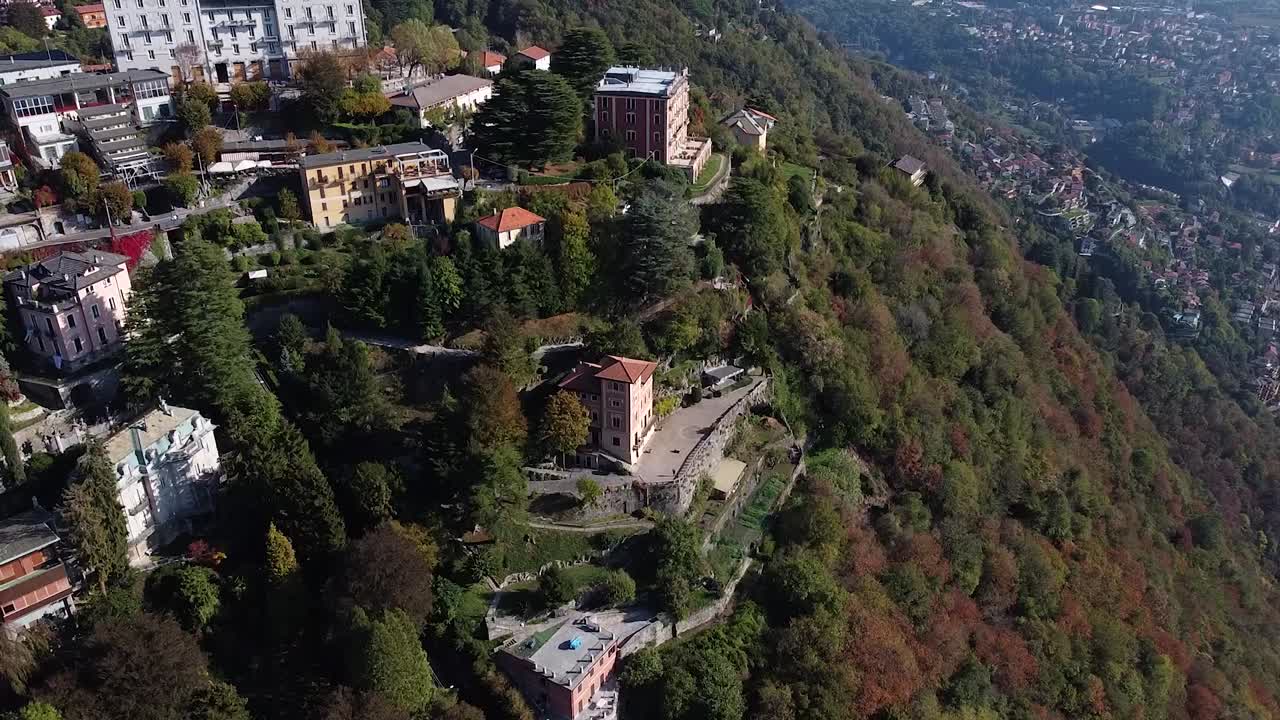 municipio de brunate en una montaña forestal alta, vista aérea de drones