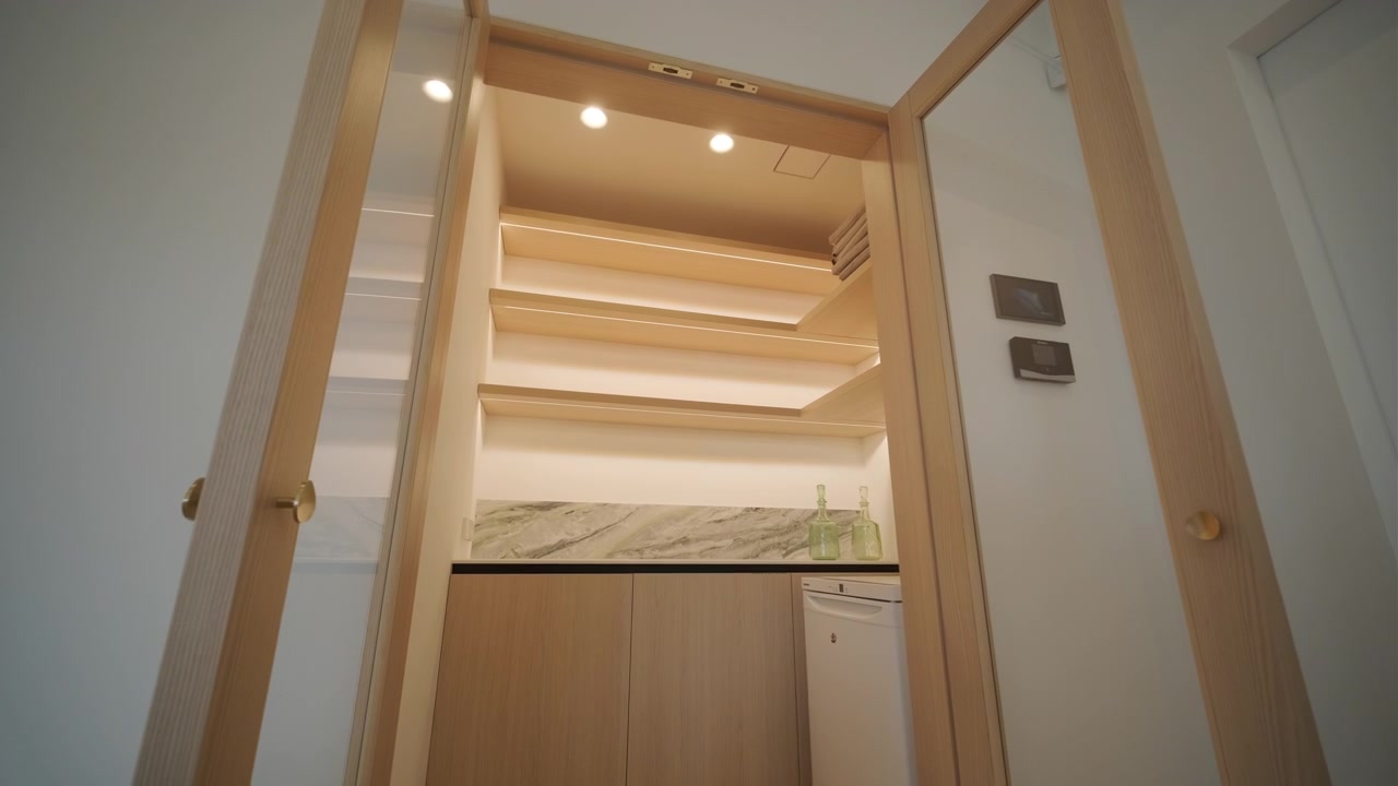 Dispensa moderna e minimalista con scaffali in legno illuminati
