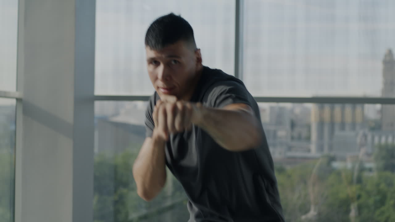 체육관 에서 권투 하는 남자