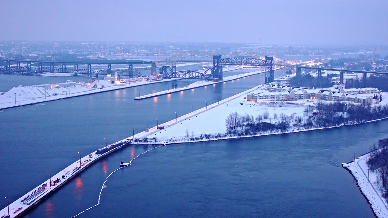 Scena invernale aerea vicino alle chiuse di Soo nella Penisola Superiore del Michigan.