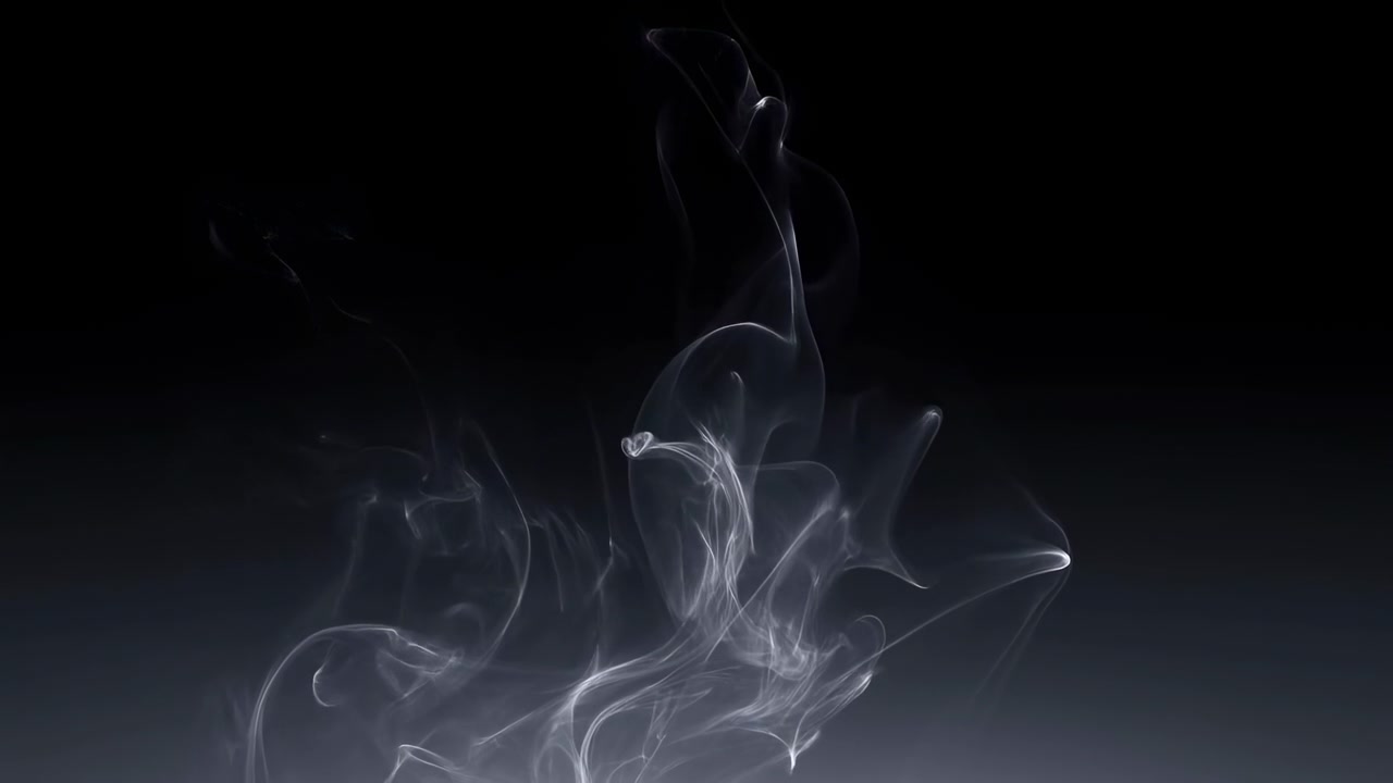 Fumo morbido bianco-grigio forma nastri stratificati, riccioli e filamenti attraverso la parte inferiore dell'inquadratura, poi si dirada in volute verso l'alto su uno sfondo sfumato scuro, creando uno spazio astratto elegante e suggestivo.