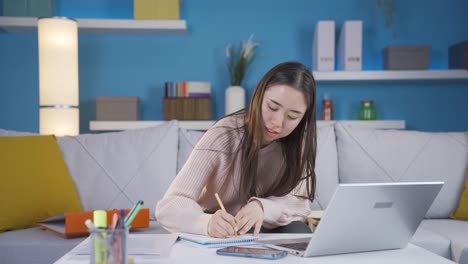 Mujer-Joven-Asiática-Trabajando-Agitada-Y-Ocupada-En-Su-Oficina-En-Casa.