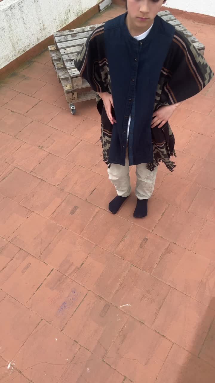 Bambino che cammina all'aperto