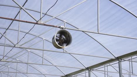 ventilador giratorio en un techo de invernadero en verano