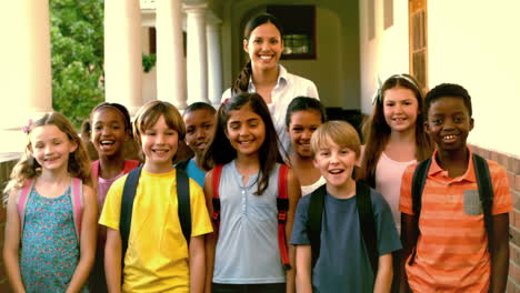 Lindos-Alumnos-Y-Profesor-Mirando-A-La-Cámara