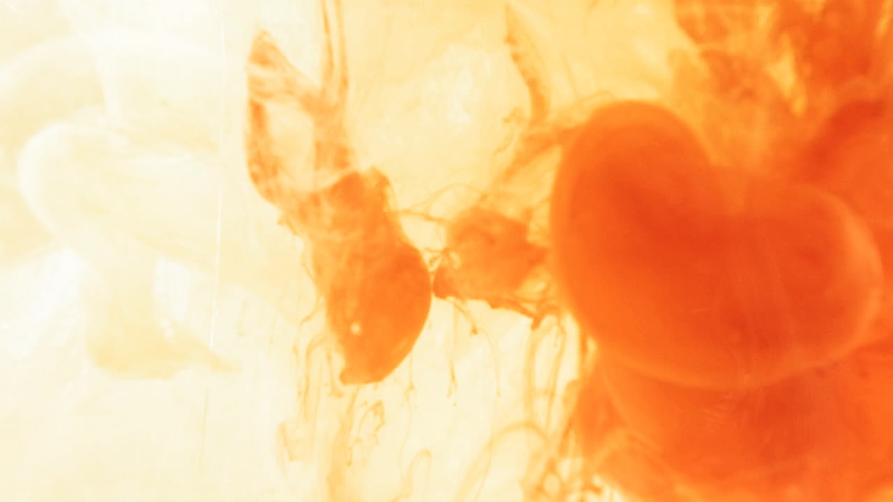 희미하게 흐르는 미묘한 추상 떨어지는 잉크 액체 떨어지는 효과