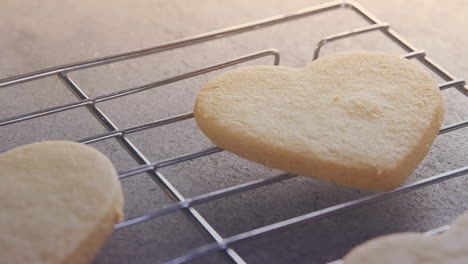 animación de guantes de hornear sobre las galletas en la caja