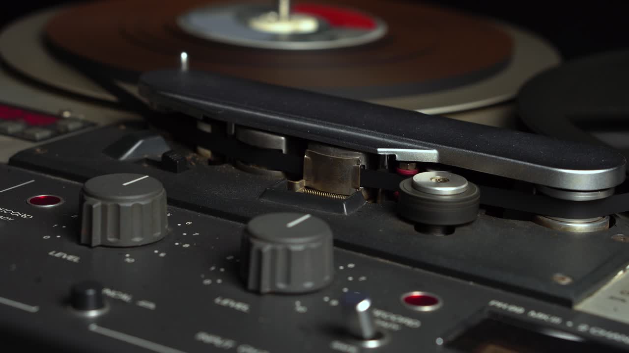 inicio de la reproducción o grabación en cinta de audio de carrete a carrete, magnetófono de estudio profesional