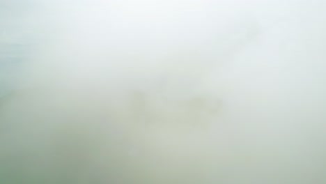 imágenes aéreas de naturaleza cinematográfica de 4k de un avión no tripulado volando sobre las hermosas montañas de mon jam junto a chiang mai, tailandia en un día soleado