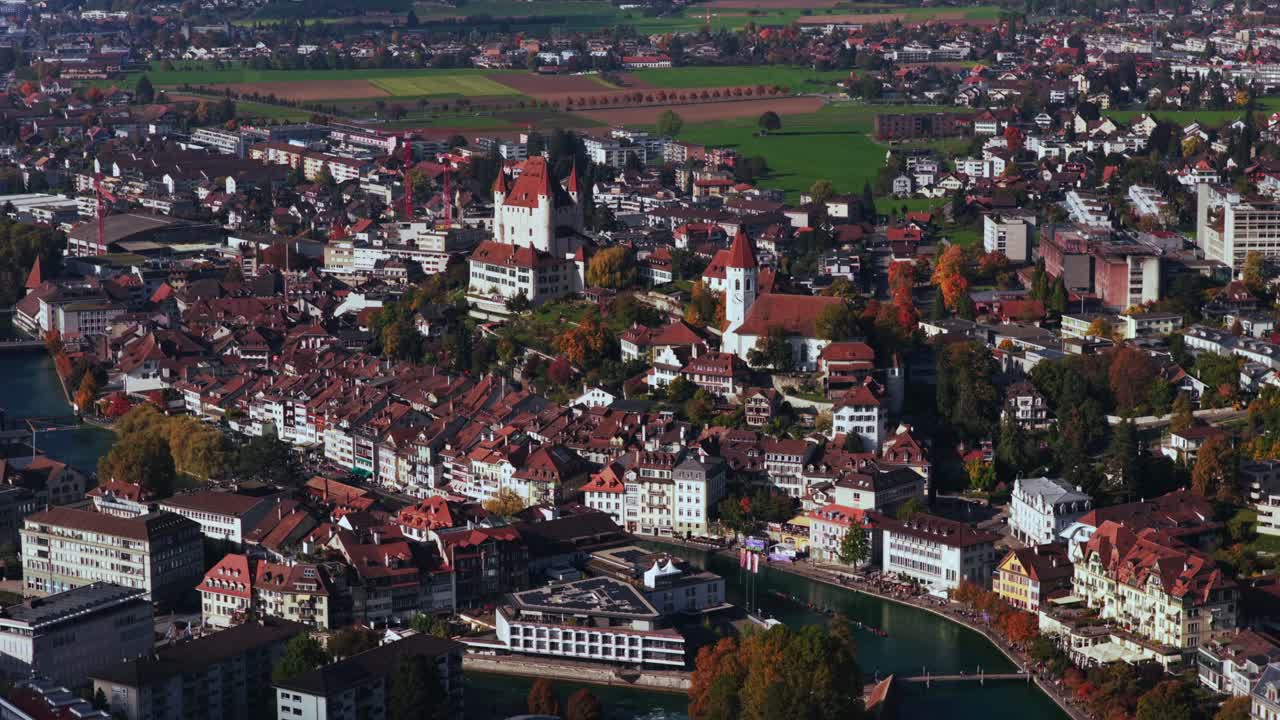 Luftaufnahme von Schloss Thun mit einer Drohne, Schloss Thun, Thunersee, Schweiz, Europa, Herbst, Aare, Fußgängerweg, blauer Himmel, Wolken, sonnige gelbe Birken, Baum, Berner Oberland, Kreis, linke Bewegung