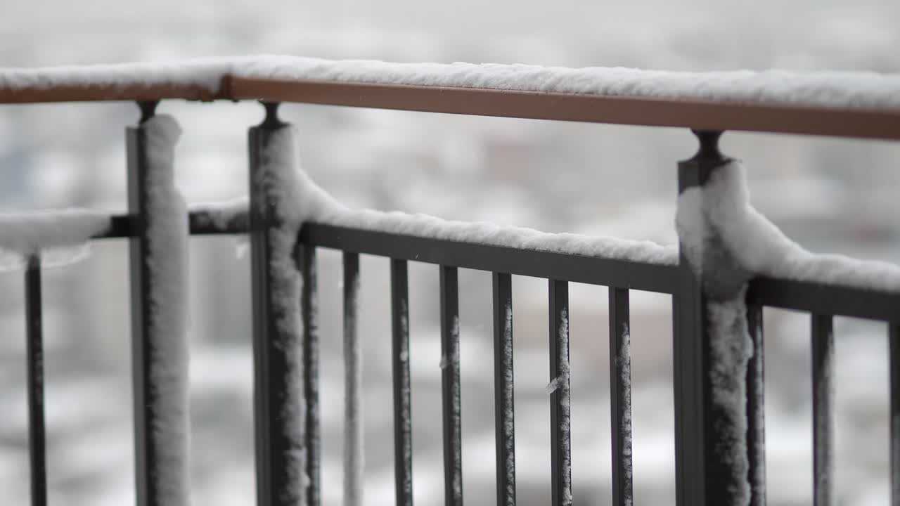 Kışın Balkon Korkuluğuna Yağan Kar