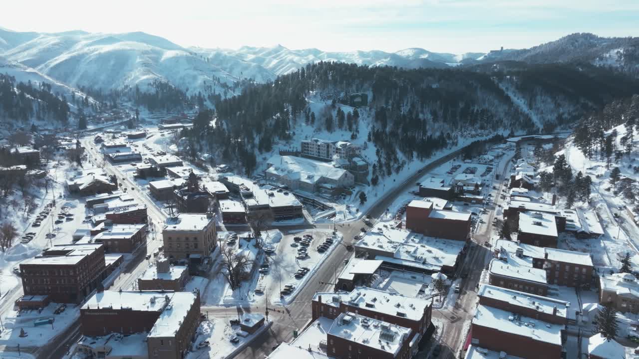 겨울에 사우스다코타 데드우드 상공에서 높은 각도의 팬 드론 촬영
