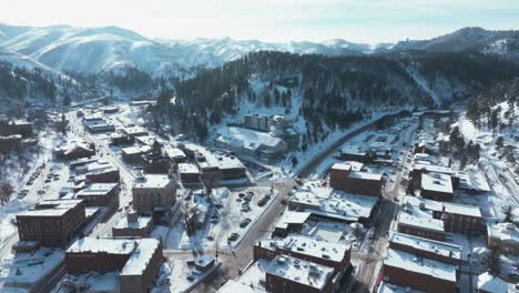 pan drone de alto ángulo disparó sobre deadwood, dakota del sur en invierno