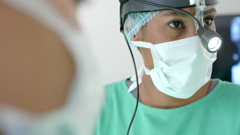 verschiedene chirurgen in chirurgengewändern operieren patienten im op-saal, slow-motion