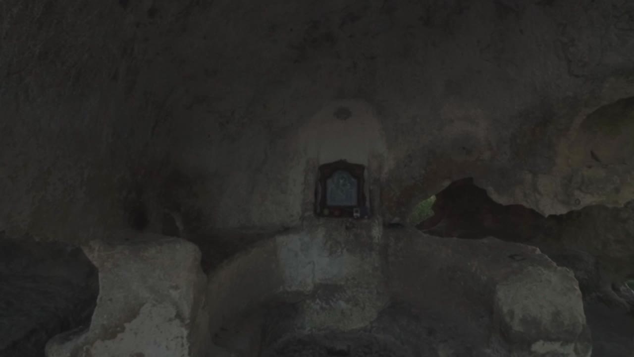 el interior de la antigua capilla de la cueva