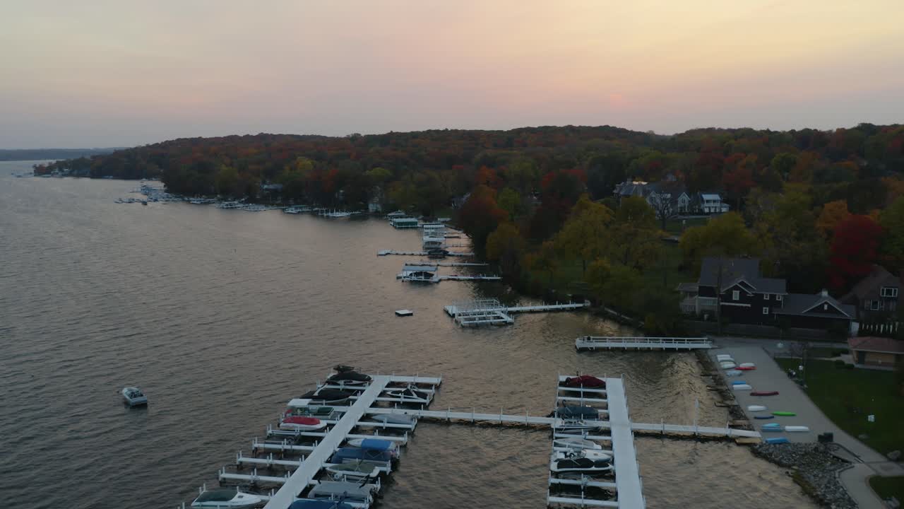 increíble vista aérea del pintoresco lago durante el atardecer de otoño