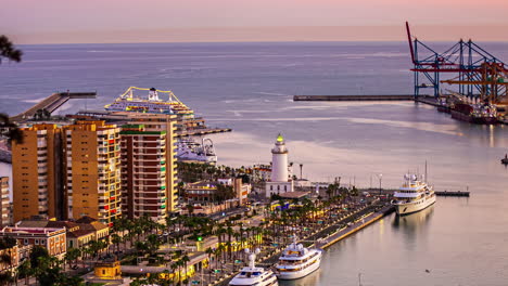 lapso de tiempo de condominios con vistas al puerto de málaga, españa durante la puesta de sol