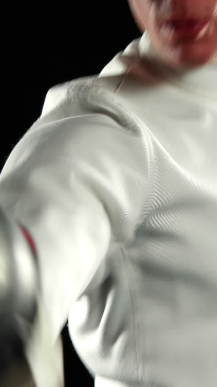 deportista que practica la esgrima