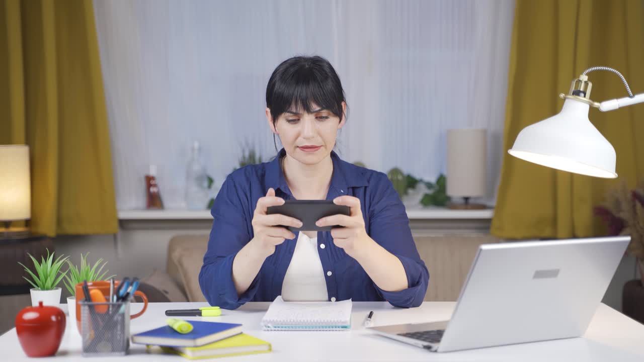 행복한 게임 여자 학생.