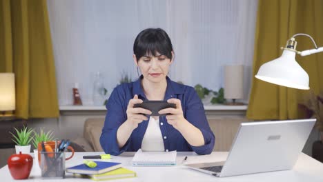 행복한 게임 여자 학생.