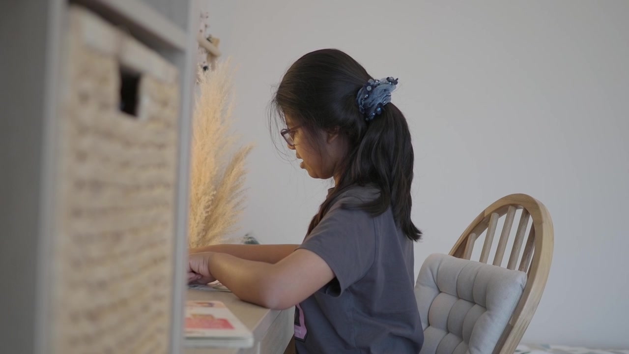 ミニマリストのホームオフィスで机に向かう若い女性