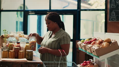 El-Cliente-Busca-Alimentos-Orgánicos-Naturales-En-Una-Tienda-De-Desperdicio-Cero.