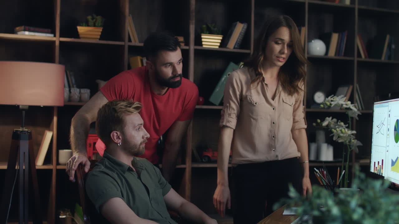 gerente frustrado arrojando documentos de papel