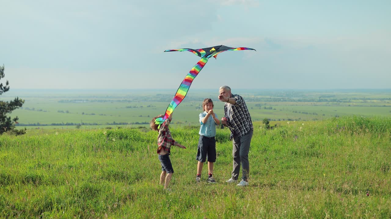 화창한 날에 연을 날리는 동안 공원에서 손자와 함께 백인 노인
