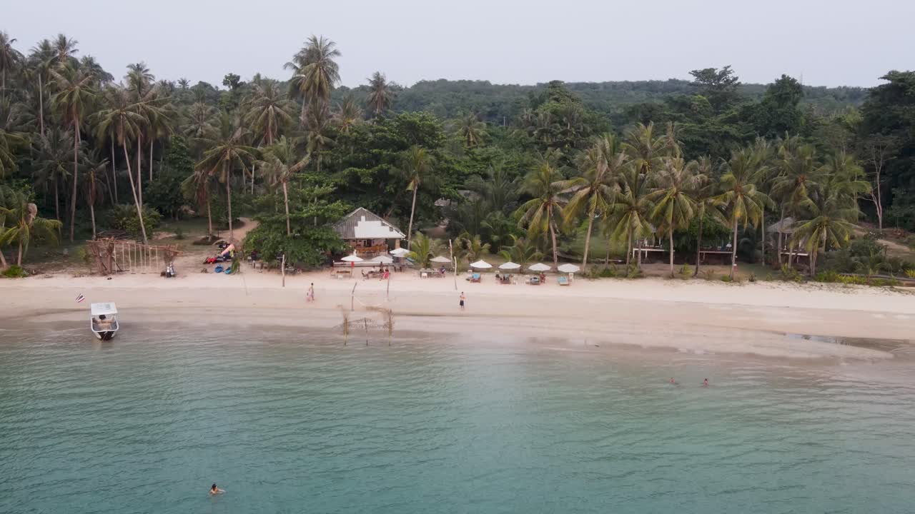 vista aérea de la playa de ao suan yai en la isla de koh mak