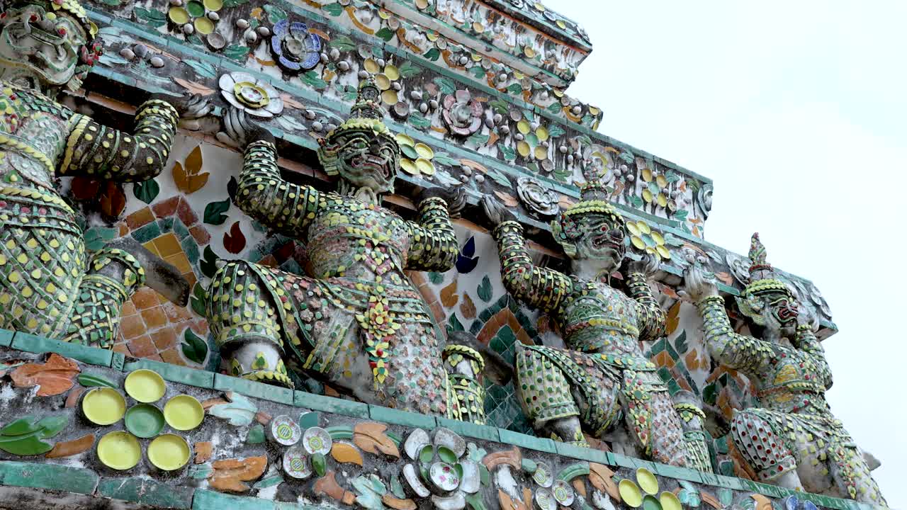 태국 방에 있는  아룬 사원을 장식한 화려한 동상들