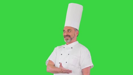 el chef sénior da la bienvenida a los invitados de su restaurante en una pantalla verde, clave de croma