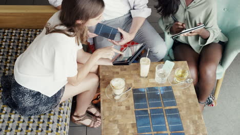 Reunión-De-Negocios-De-Energía-Solar-Tableta-Digital-Red-Social-Compartir-Concepto-De-Datos