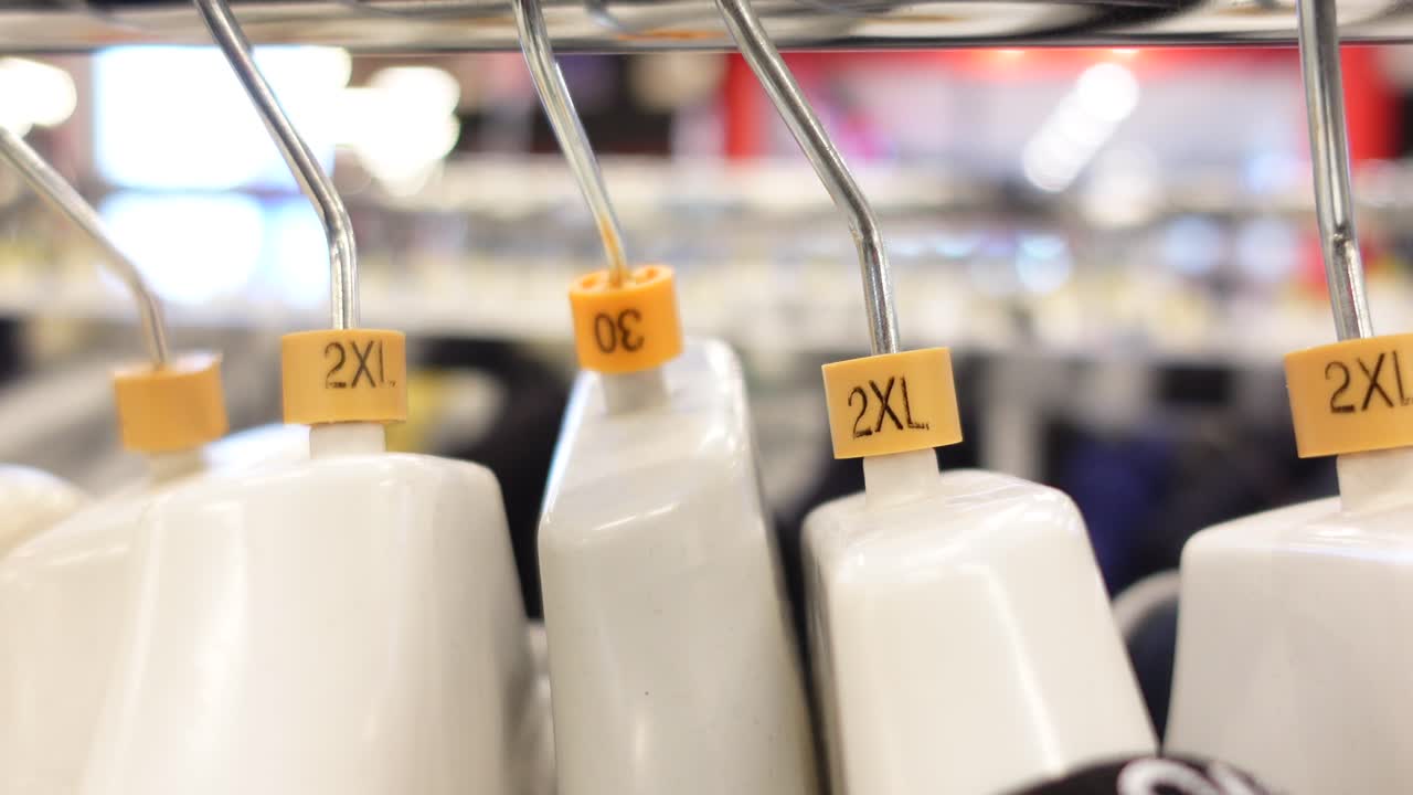 크기 태그가있는 옷 러